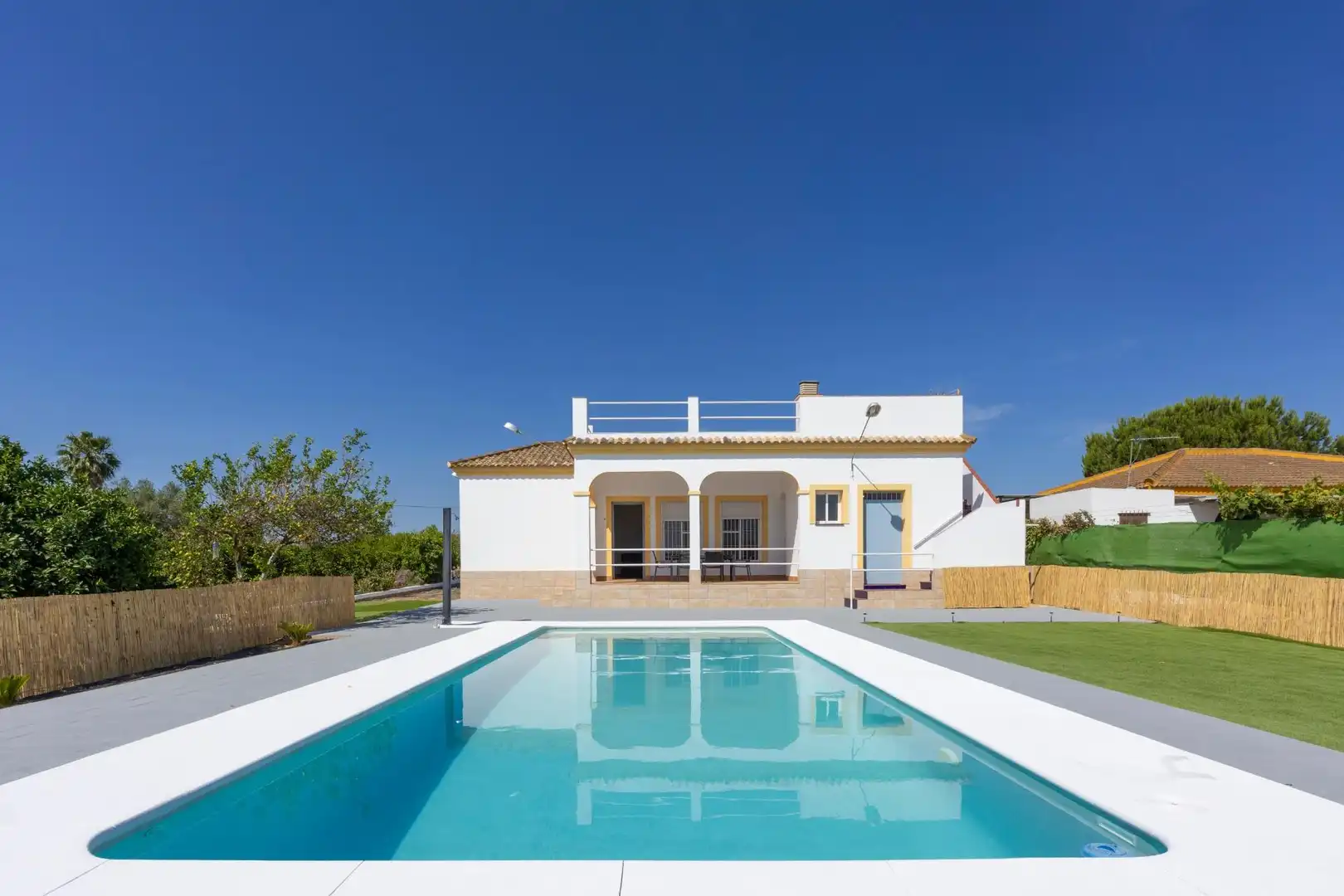 Piscina de Casa o chalet en venta en La Puebla del Río con Terraza, Trastero y Piscina