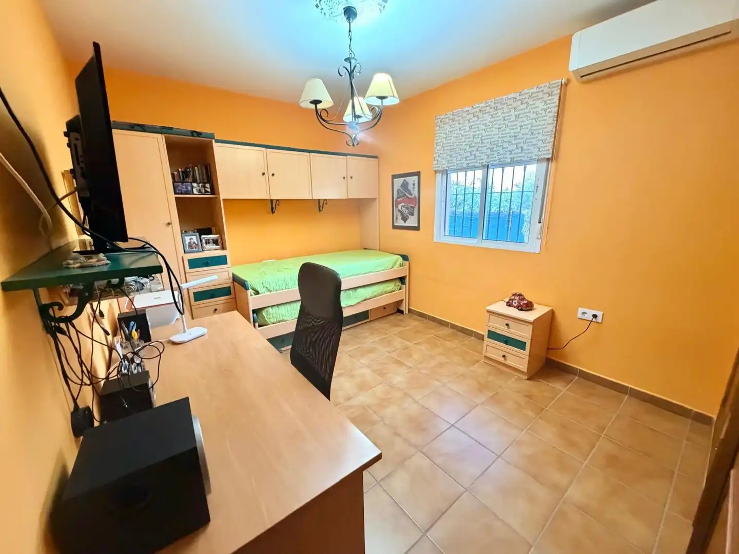 Dormitori de Casa o xalet en venda en Chiclana de la Frontera amb Aire condicionat, Jardí privat i Traster