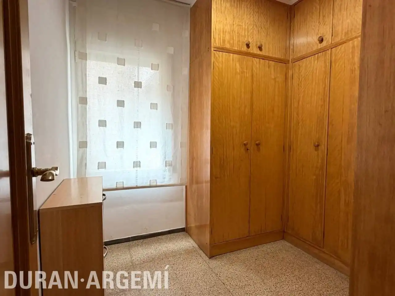 Schlafzimmer von Dachboden zum Verkauf in Terrassa mit Möbliert und Balkon