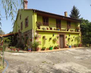 Vista exterior de Casa o xalet en venda en Hermandad de Campoo de Suso amb Jardí privat, Terrassa i Traster