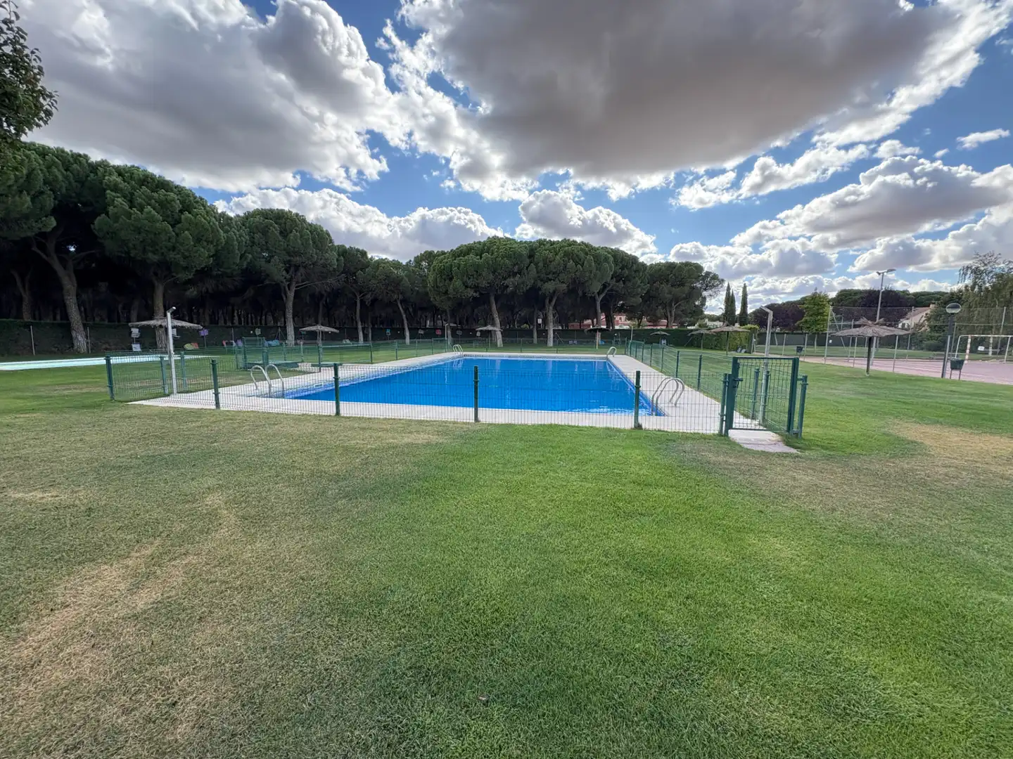 Piscina de Casa adosada en venta en Simancas con Aire acondicionado, Calefacción y Jardín privado