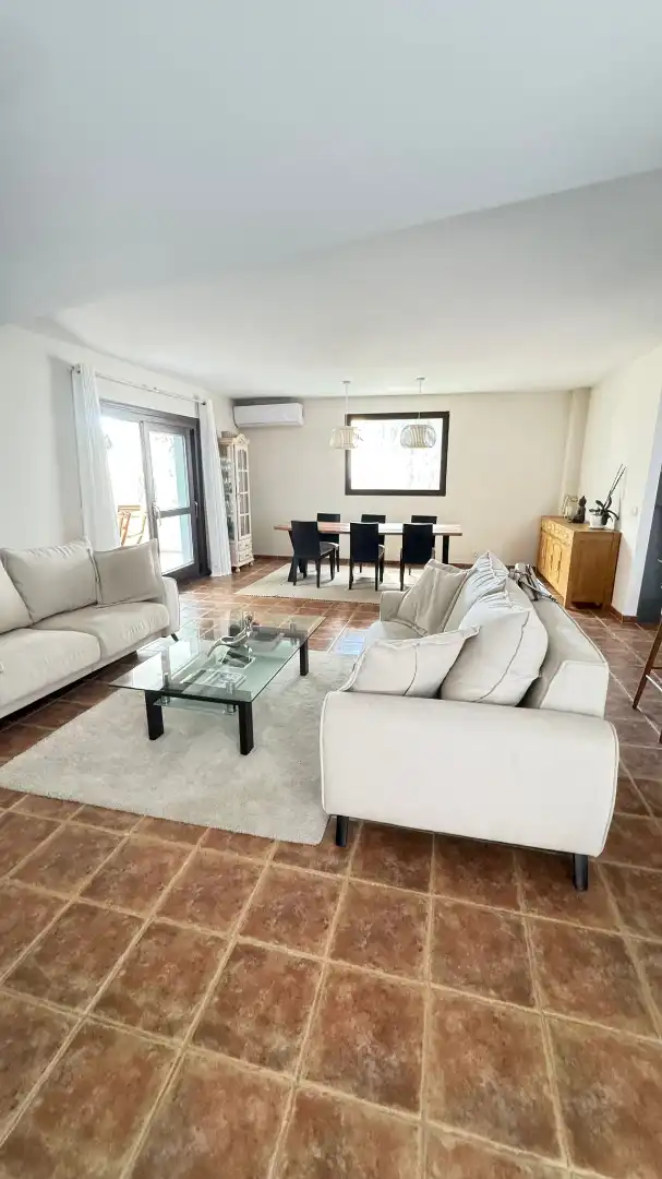 Sala d'estar de Casa adosada en venda en Estepona amb Aire condicionat, Calefacció i Terrassa