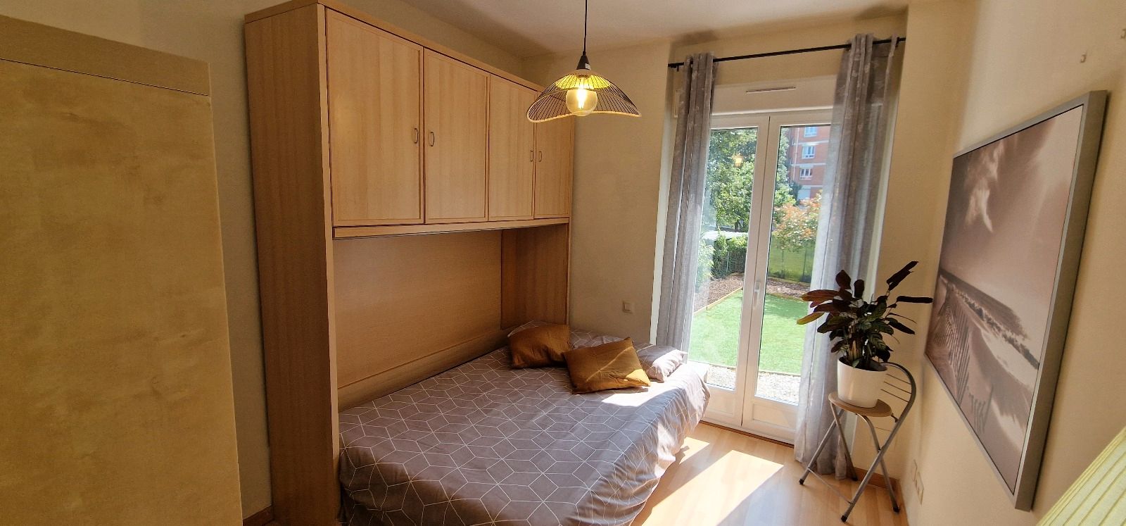 Dormitori de Pis en venda en Oviedo  amb Calefacció, Terrassa i Moblat