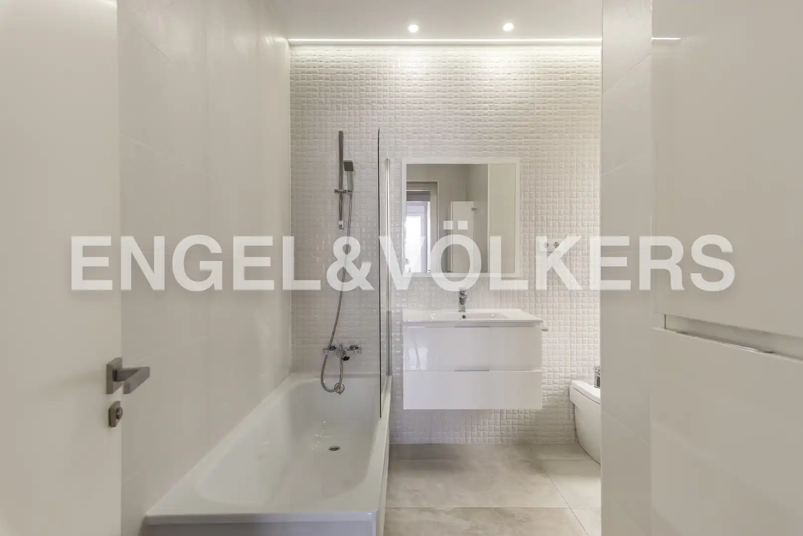 Baño de Ático de alquiler en Madrid con Aire acondicionado, Calefacción y Parquet