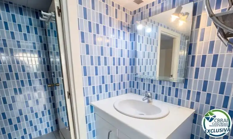 Bathroom of Study for sale in Roses  with Air Conditioner, Heating and Terrace