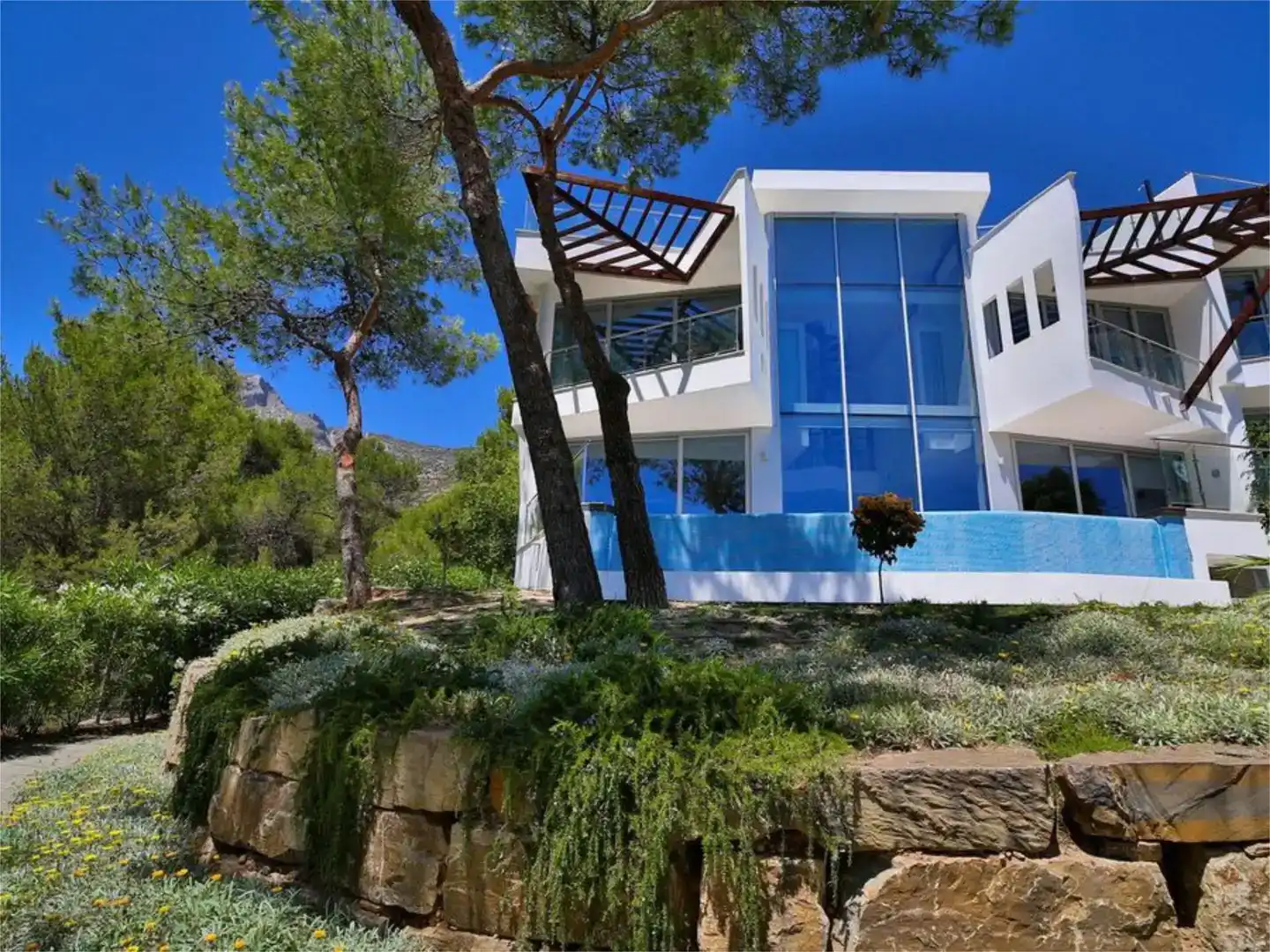 Vista exterior de Casa o xalet de lloguer en Marbella amb Aire condicionat, Piscina i Balcó