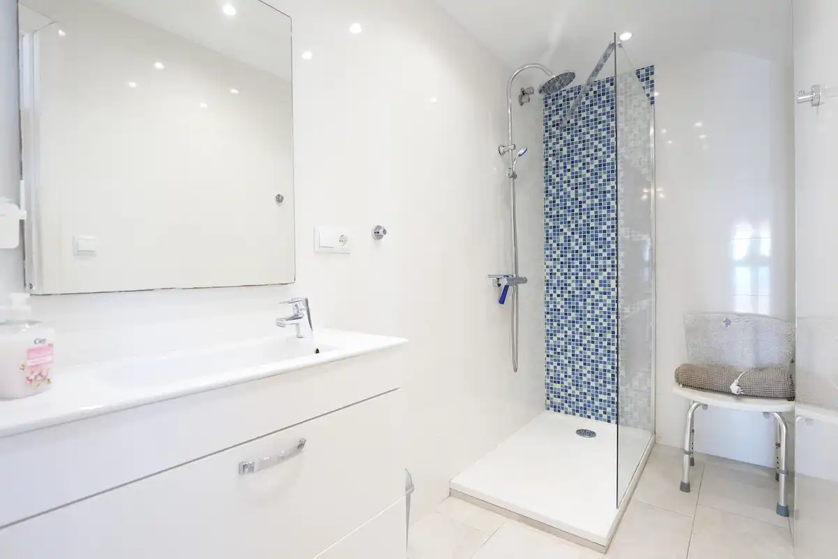 Badezimmer von Wohnungen zum Verkauf in Marbella mit Klimaanlage, Terrasse und Alarm