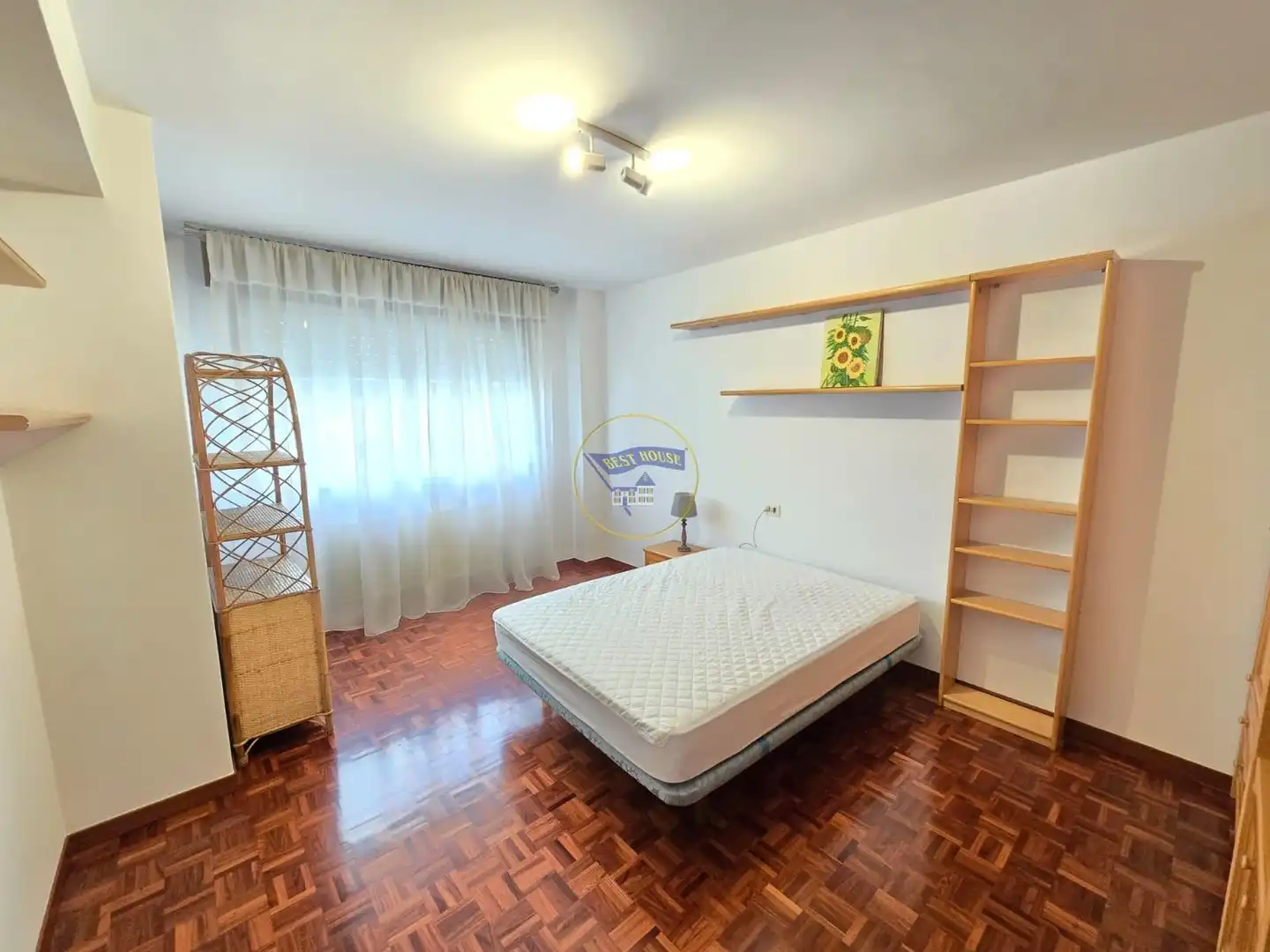 Habitación de Piso en venta en Vigo  con Calefacción, Parquet y Terraza