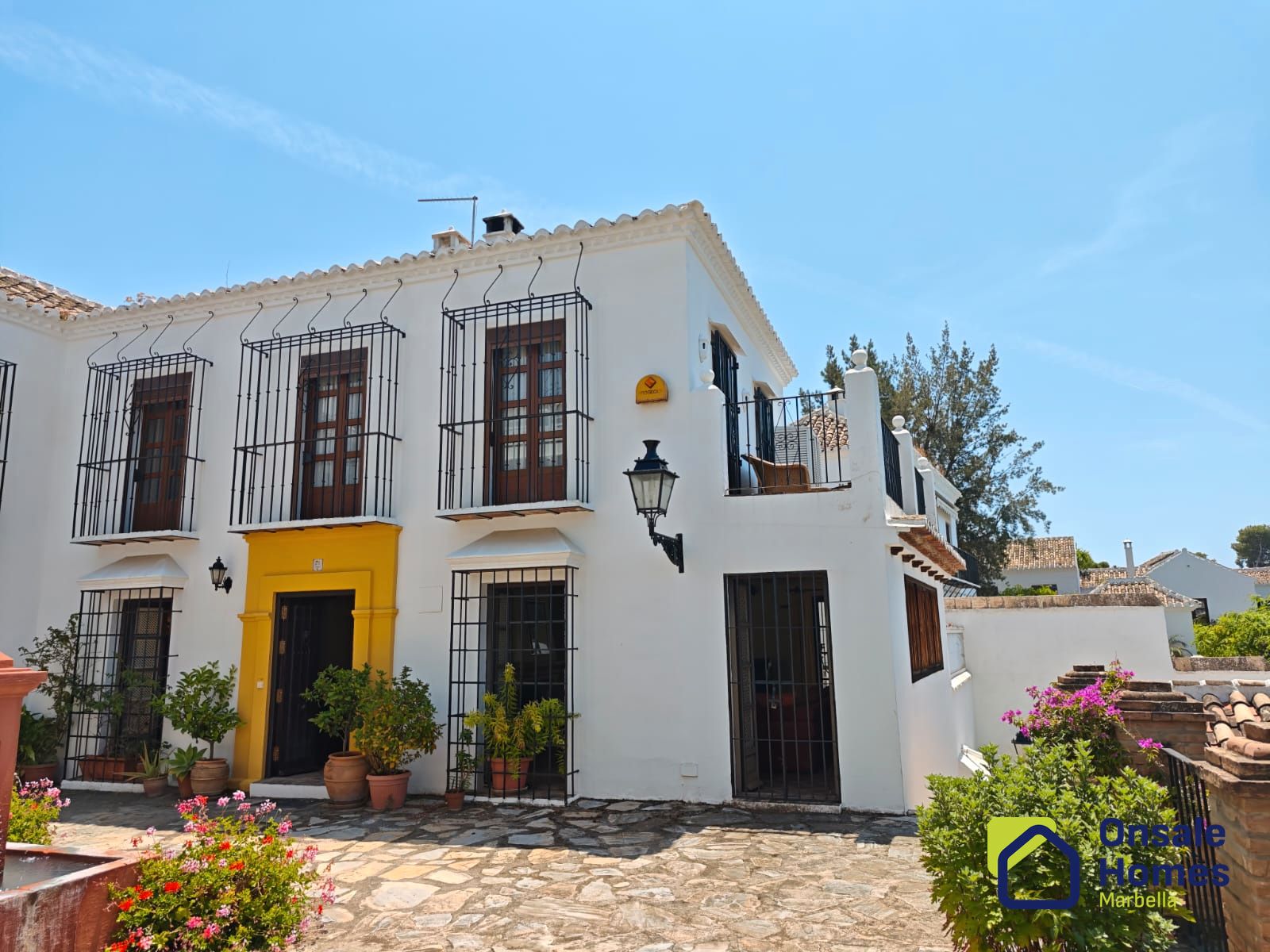 Exterior view of House or chalet for sale in Marbella  with Terrace, Furnished and Balcony