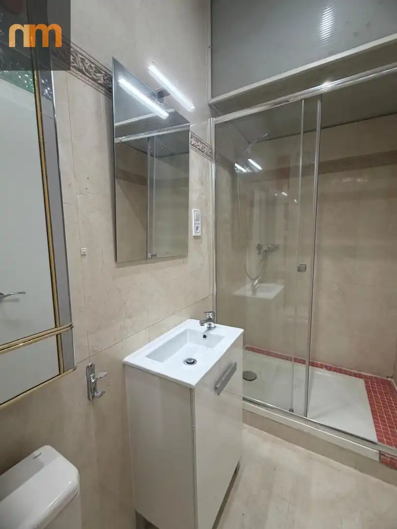 Bathroom of Ground floor for sale in Madrid  with Air Conditioner and Heating