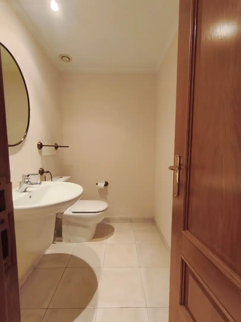 Badezimmer von Wohnung zur Miete in A Coruña Capital  mit Heizung, Parkett und Ofen