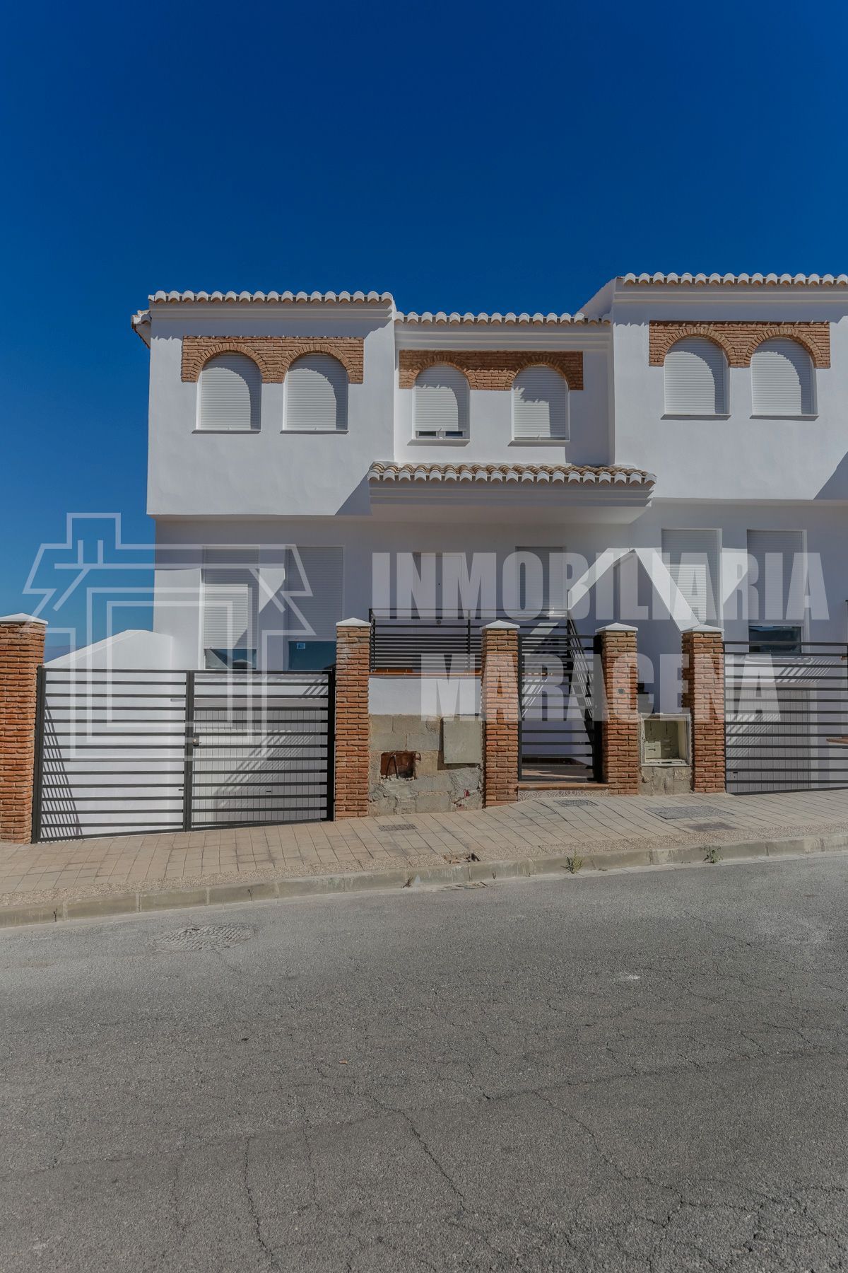 Casa adosada en venda a Láchar