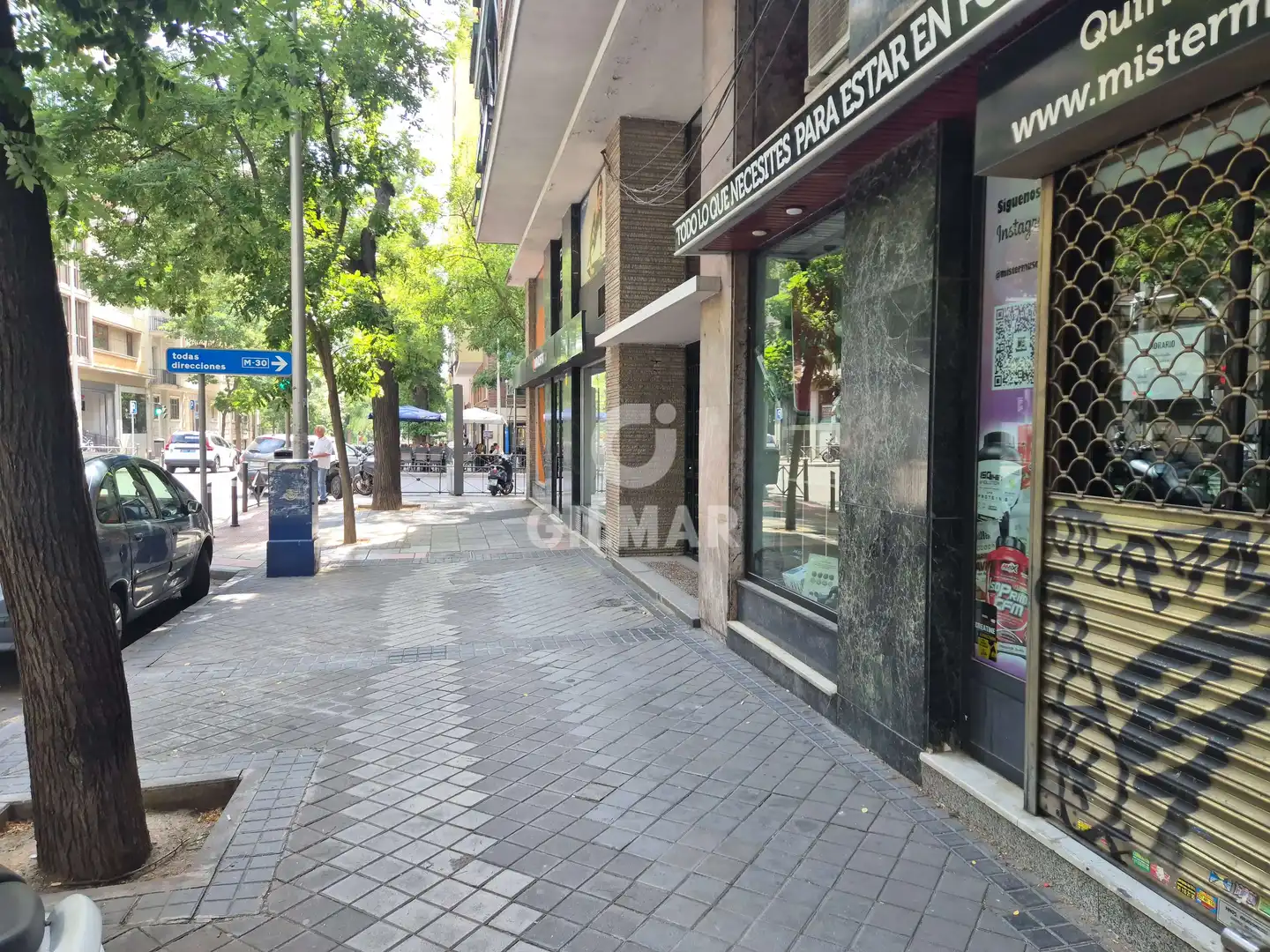 Vista exterior de Local en venda en Madrid amb Calefacció