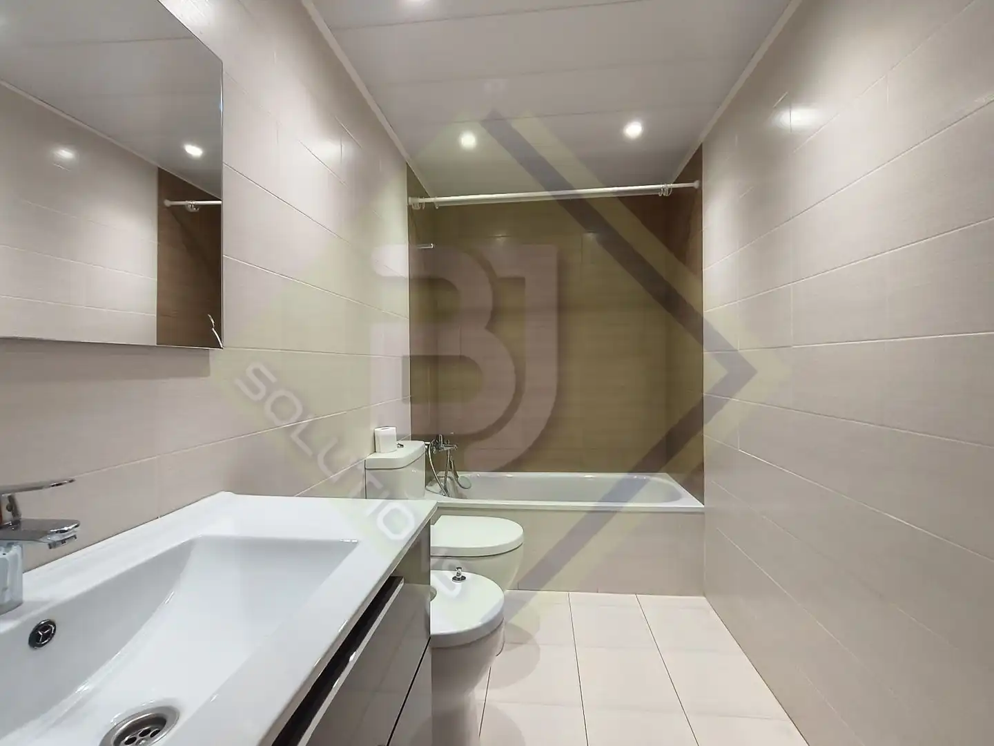 Baño de Piso de alquiler en Mataró con Aire acondicionado, Calefacción y Terraza