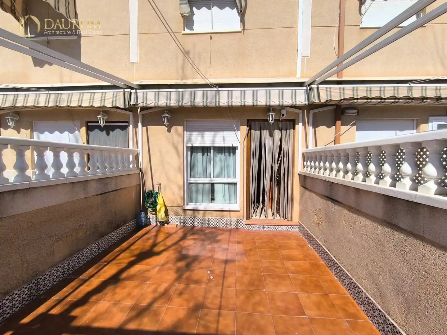 Terrasse von Einfamilien-Reihenhaus zum Verkauf in Santa Pola mit Klimaanlage, Heizung und Privatgarten