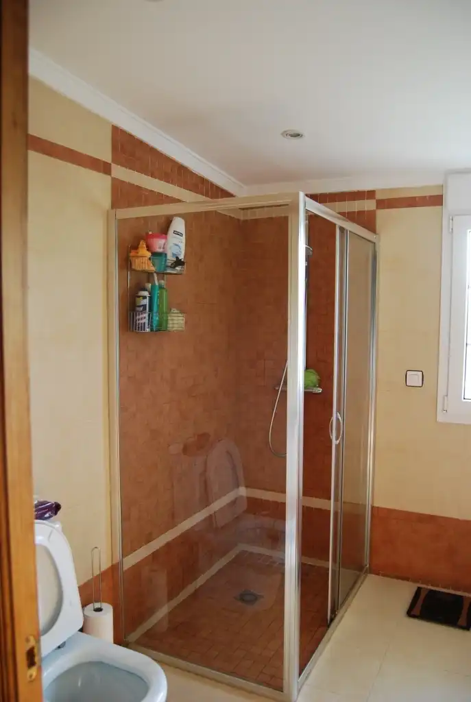 Bany de Casa o xalet en venda en Alhaurín de la Torre amb Aire condicionat, Jardí privat i Terrassa