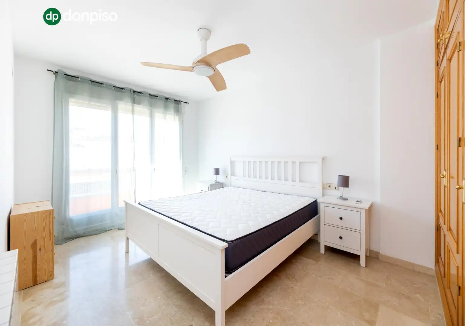 Habitación de Casa adosada en venta en Granada con Aire acondicionado, Calefacción y Piscina comunitaria