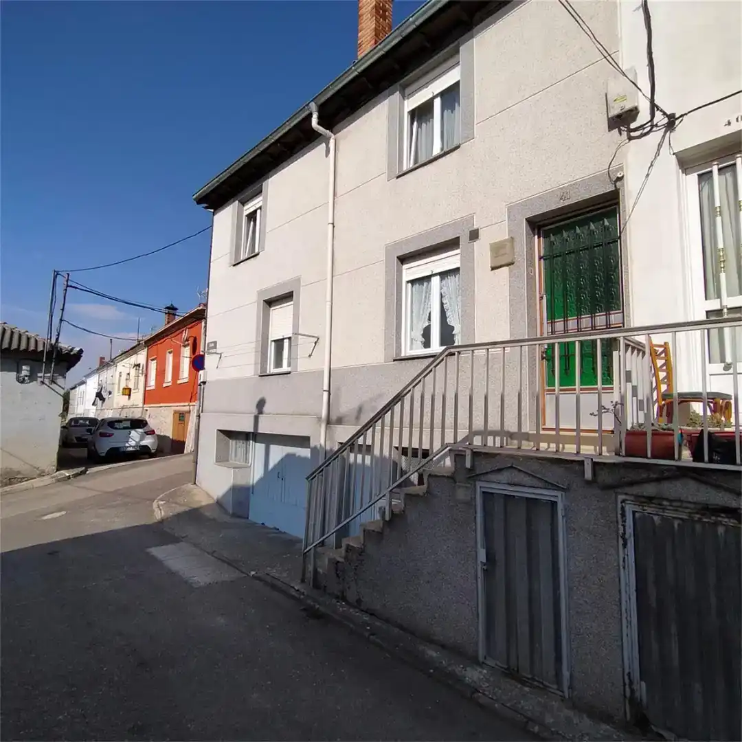 Vista exterior de Casa adosada en venda en Valdeolea amb Rentadora i TV