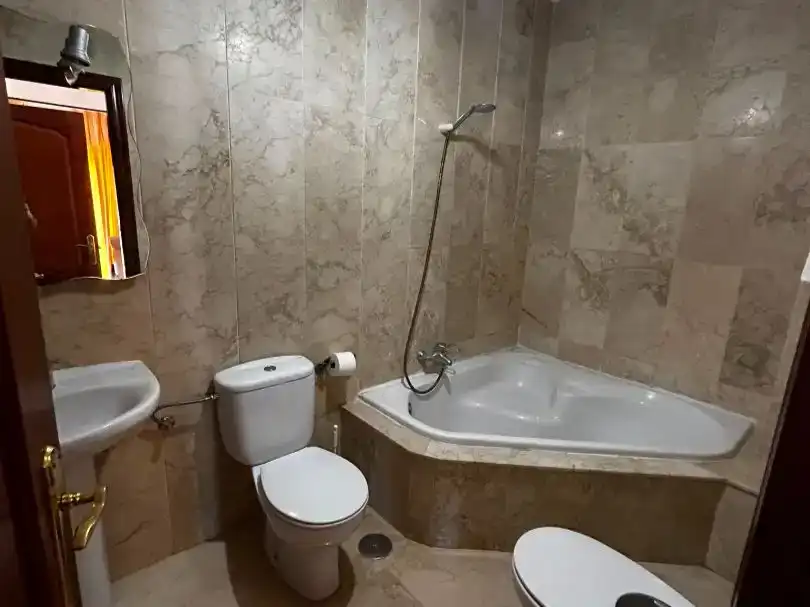 Bany de Pis en venda en Alozaina amb Moblat i Balcó