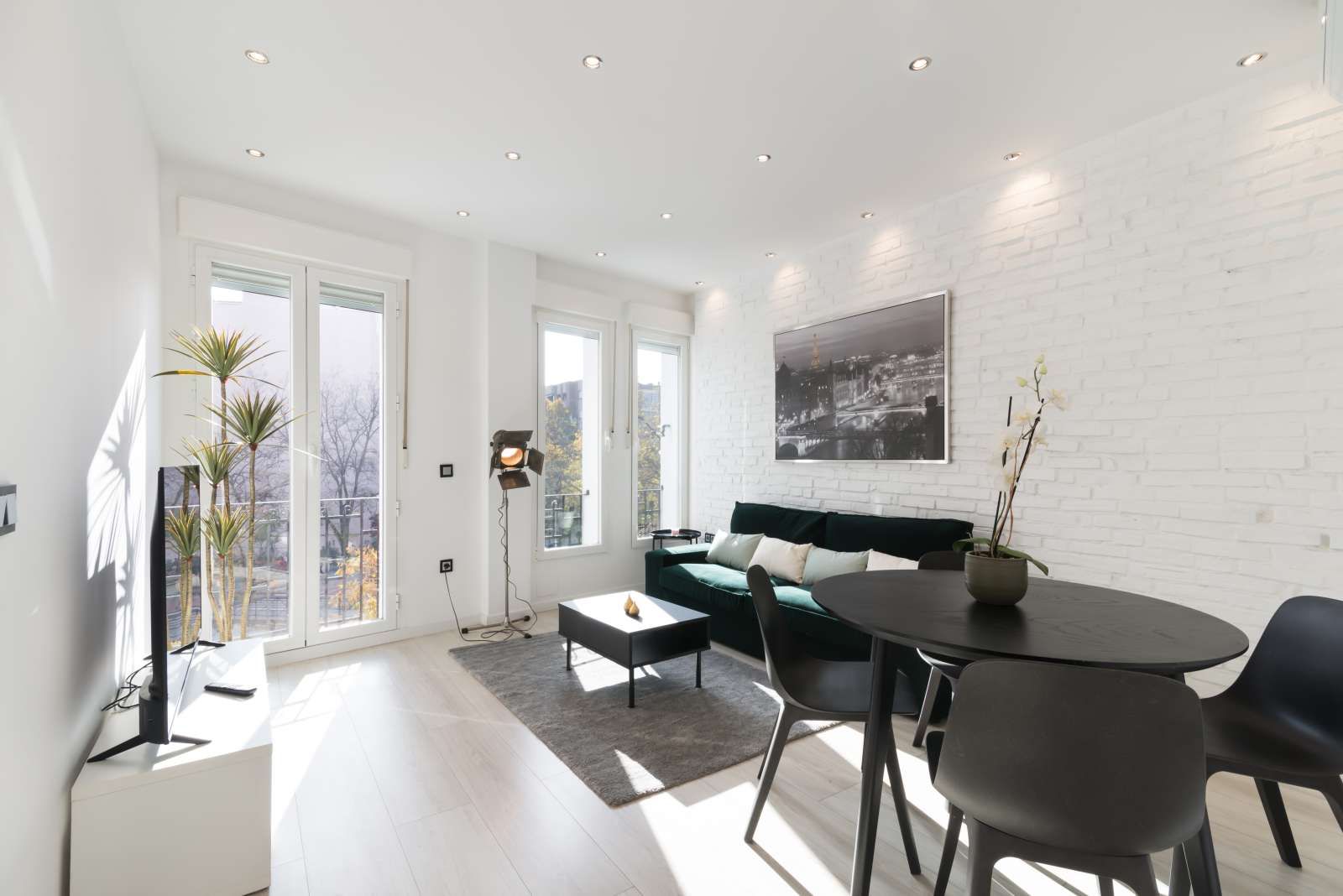 Living room of Study to share in  Madrid Capital  with Air Conditioner and Terrace