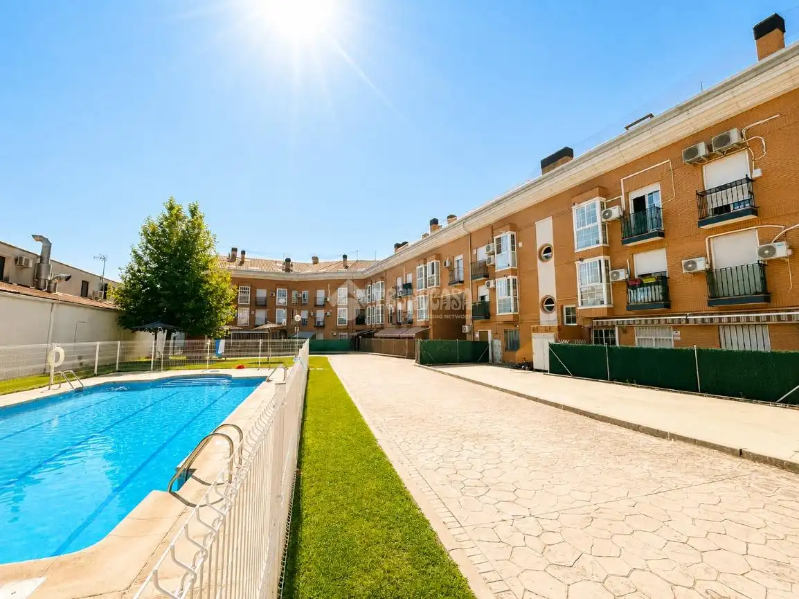 Vista exterior de Pis en venda en Griñón amb Calefacció i Terrassa