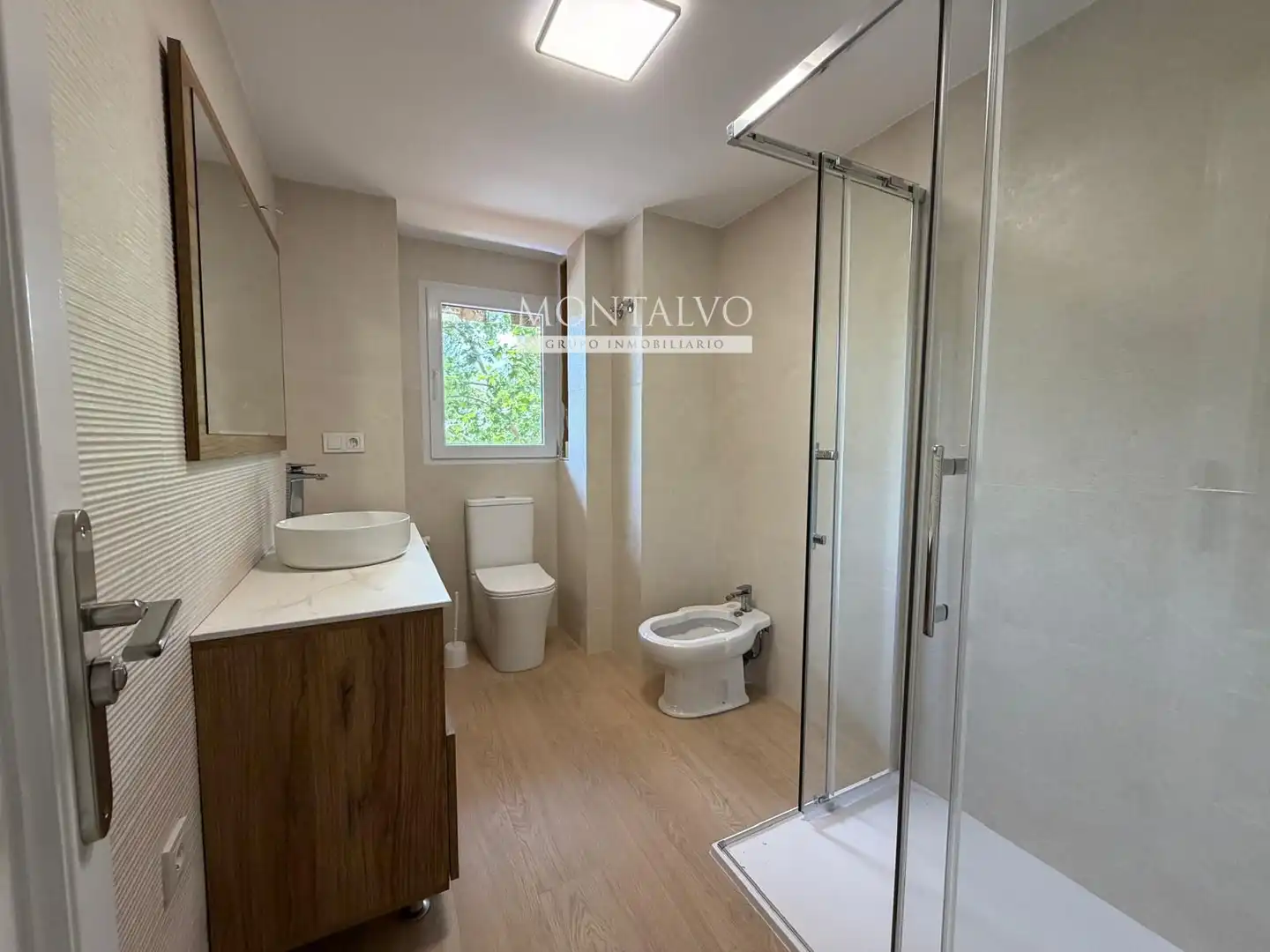Baño de Piso de alquiler en Granada con Lavadora, Microondas y TV