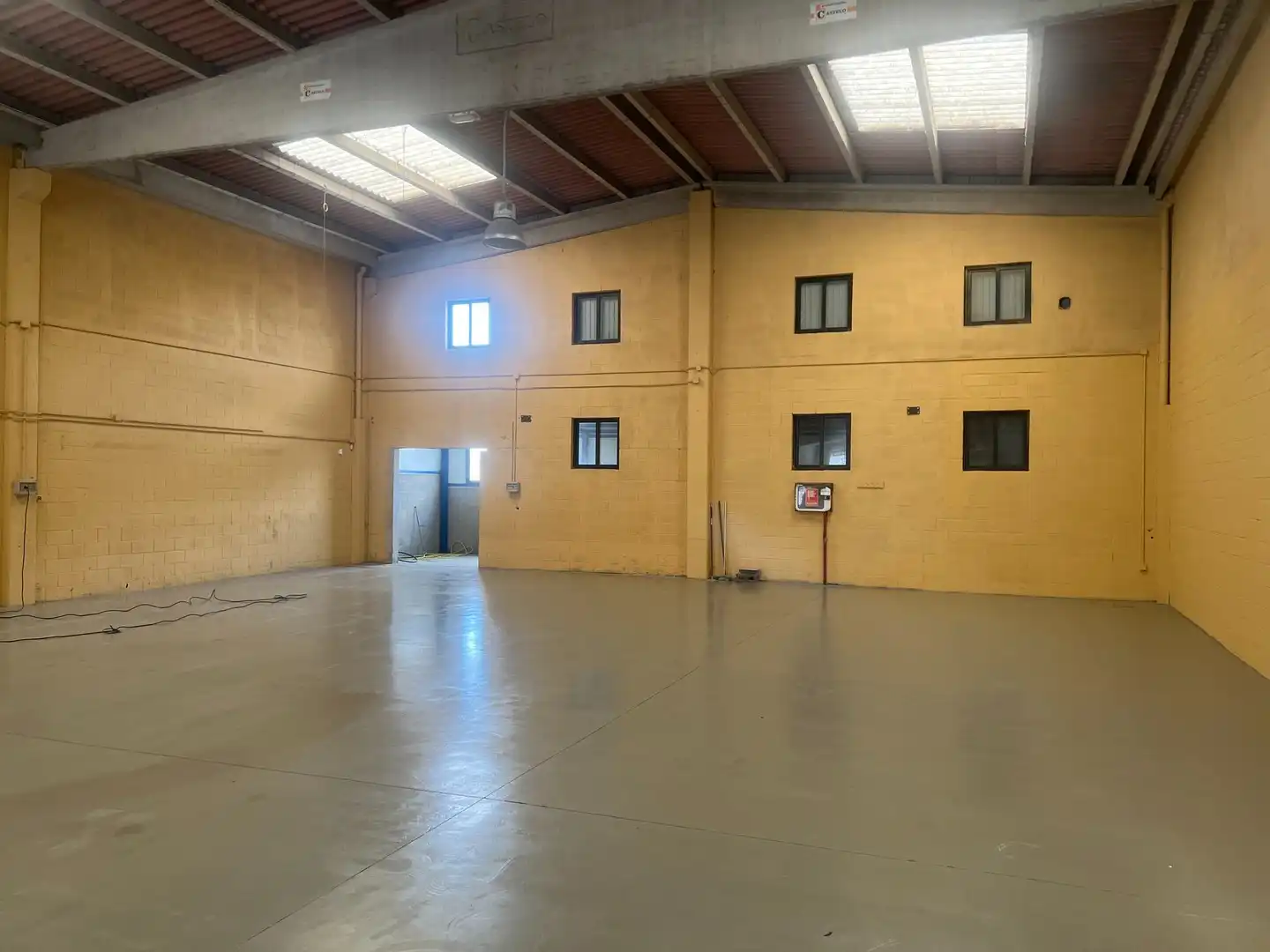 Nau industrial de lloguer en Ames amb Alarma