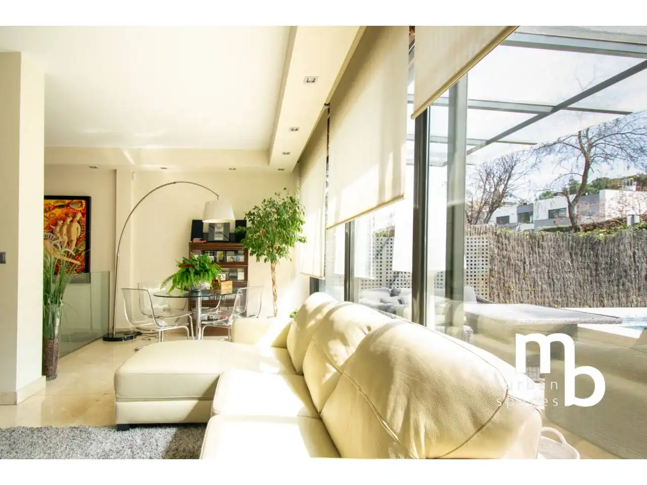 Sala de estar de Casa o chalet en venta en La Moraleja con Aire acondicionado, Calefacción y Jardín privado