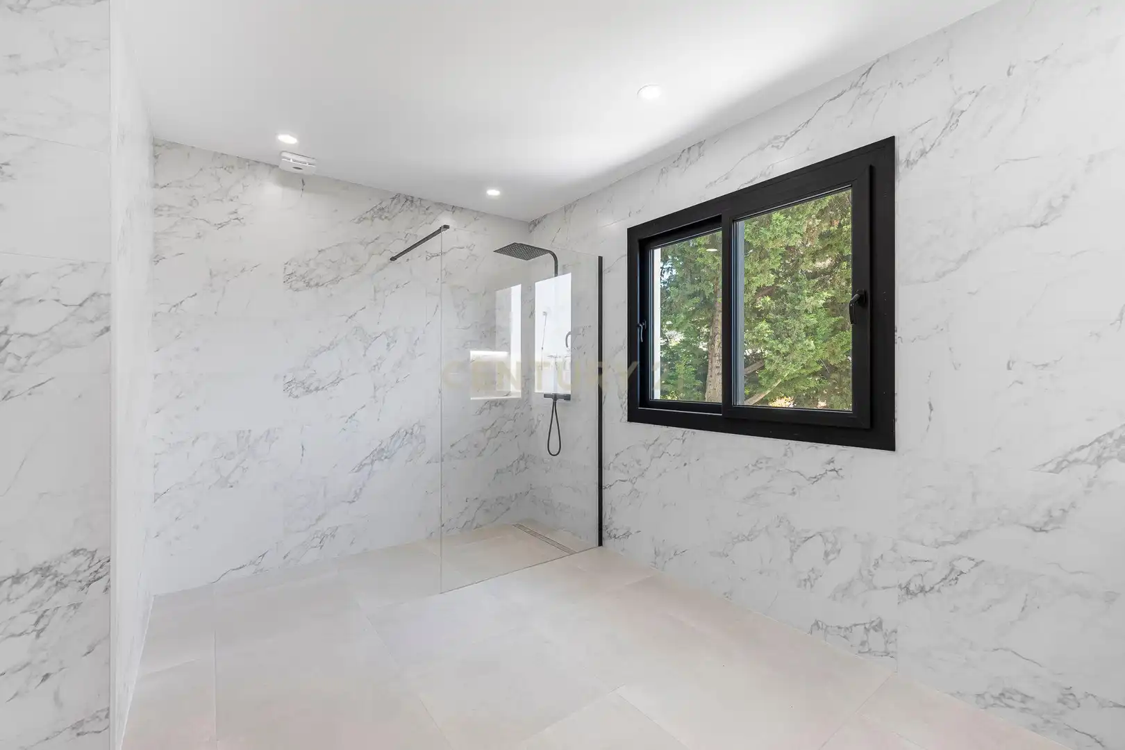 Badezimmer von Haus oder Chalet zum Verkauf in Marbella mit Klimaanlage, Privatgarten und Abstellraum