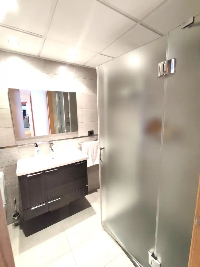 Baño de Piso en venta en Benidorm con Amueblado, Lavadora y Balcón