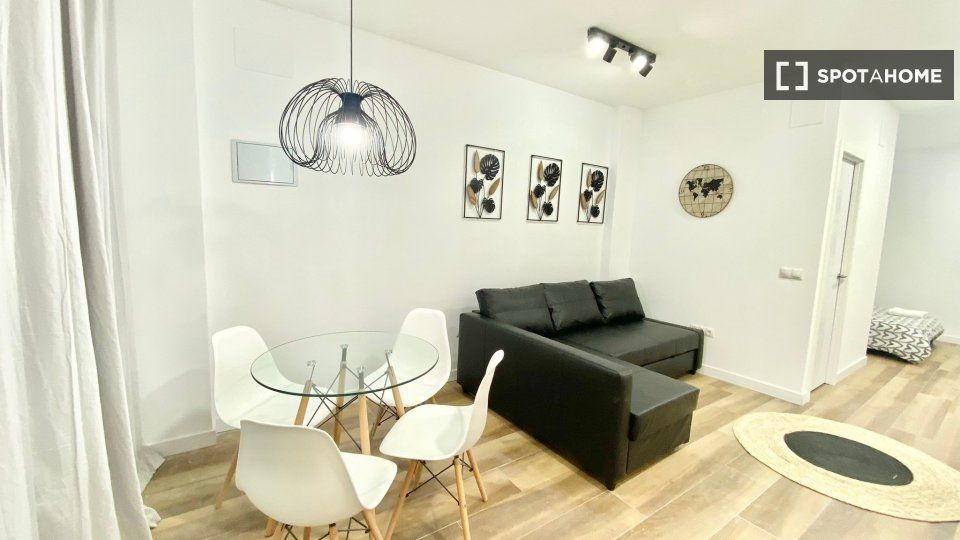 Living room of Flat to rent in  Madrid Capital  with Air Conditioner, Heating and Furnished