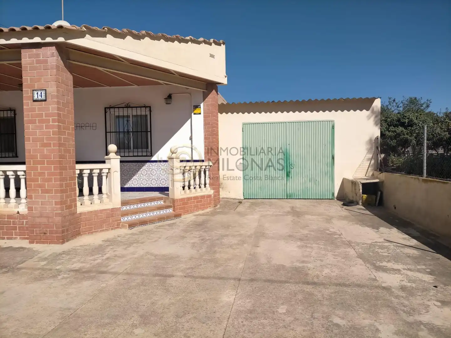 Vista exterior de Casa o xalet en venda en Benidorm amb Jardí privat, Terrassa i Traster