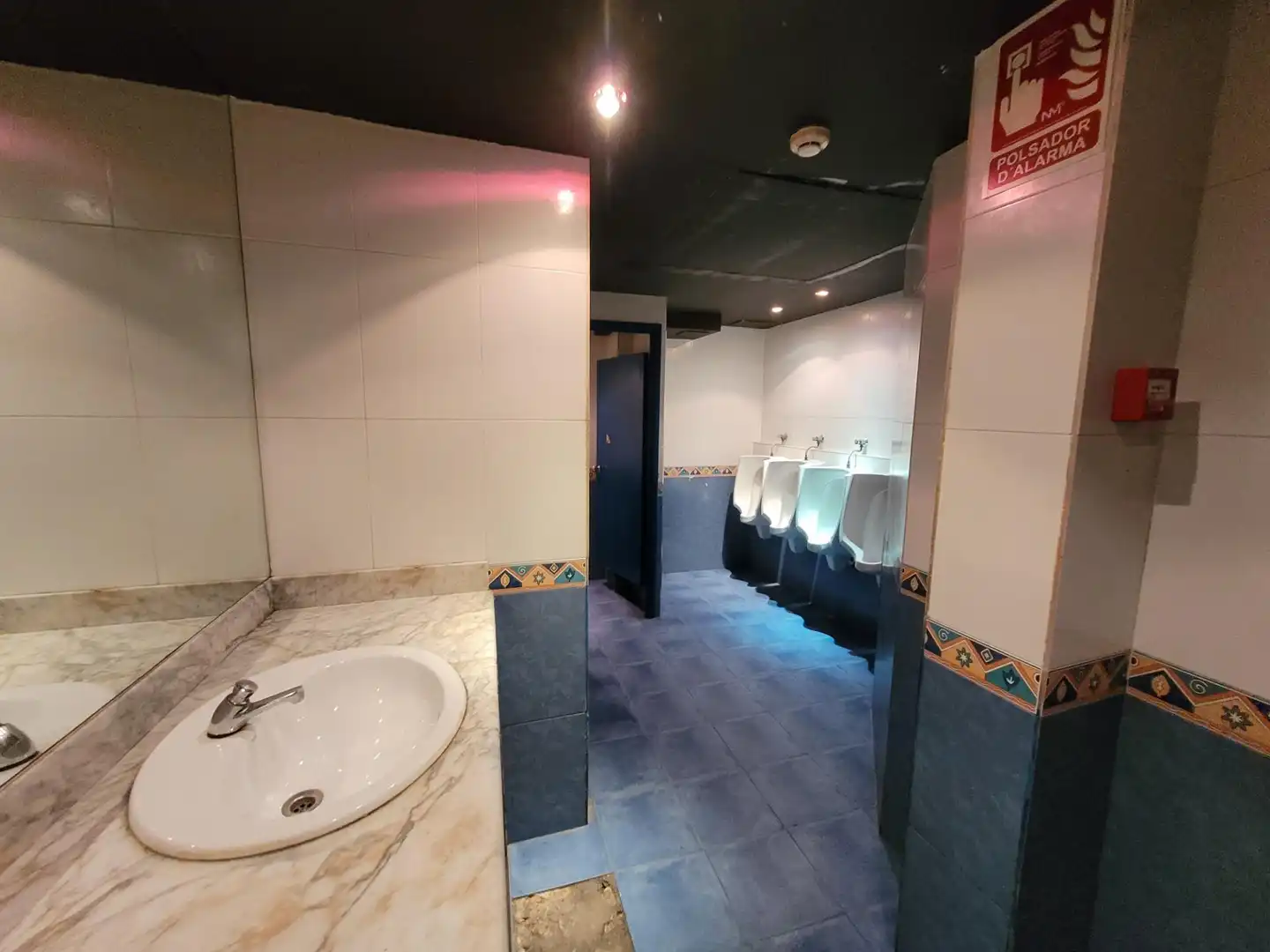 Badezimmer von Fabrikhallen zum Verkauf in Igualada