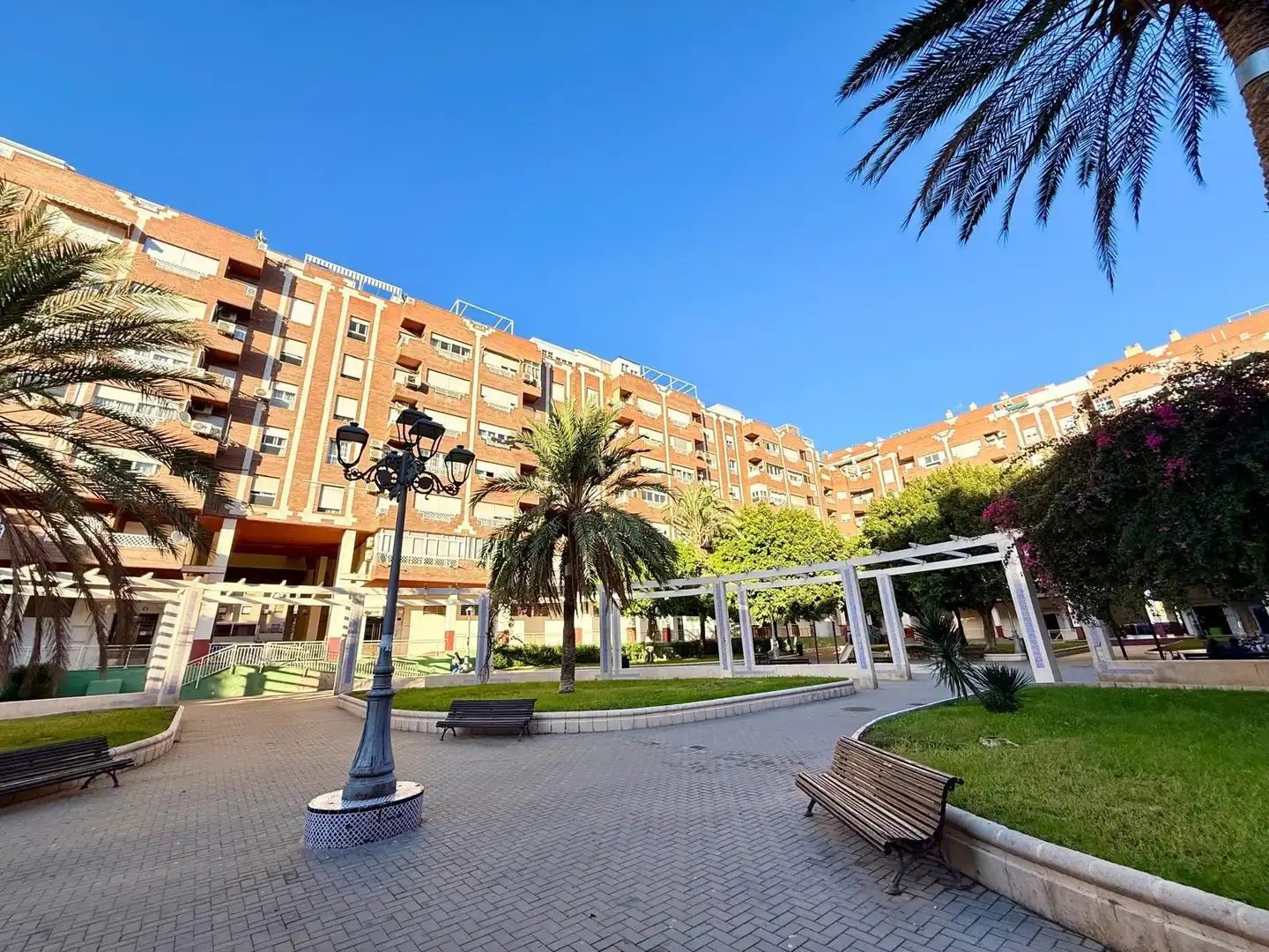Vista exterior de Pis en venda en Almería amb Balcó