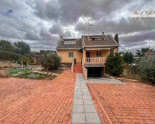 Vista exterior de Casa o xalet en venda en Cedillo del Condado amb Aire condicionat, Calefacció i Jardí privat