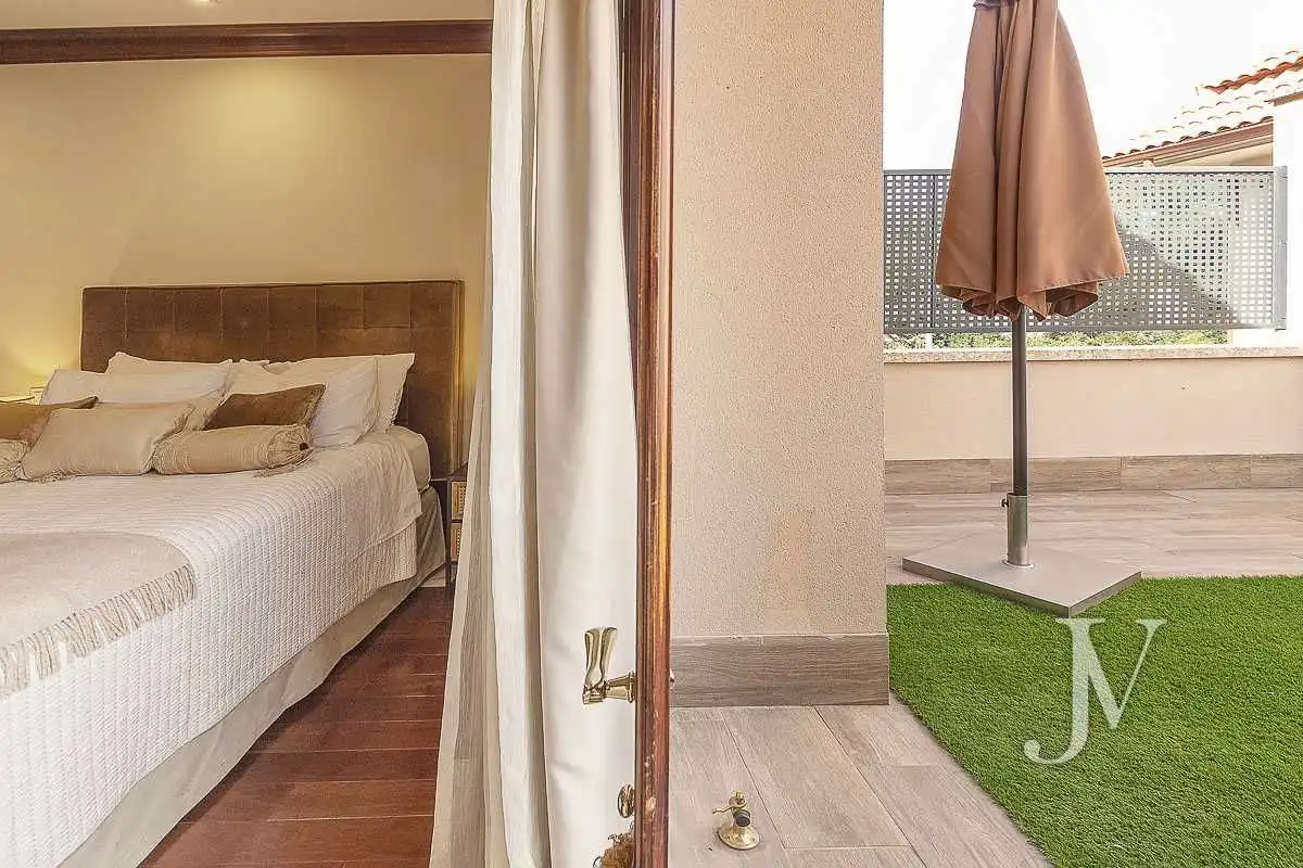 Dormitori de Casa adosada en venda en Madrid amb Aire condicionat, Calefacció i Jardí privat