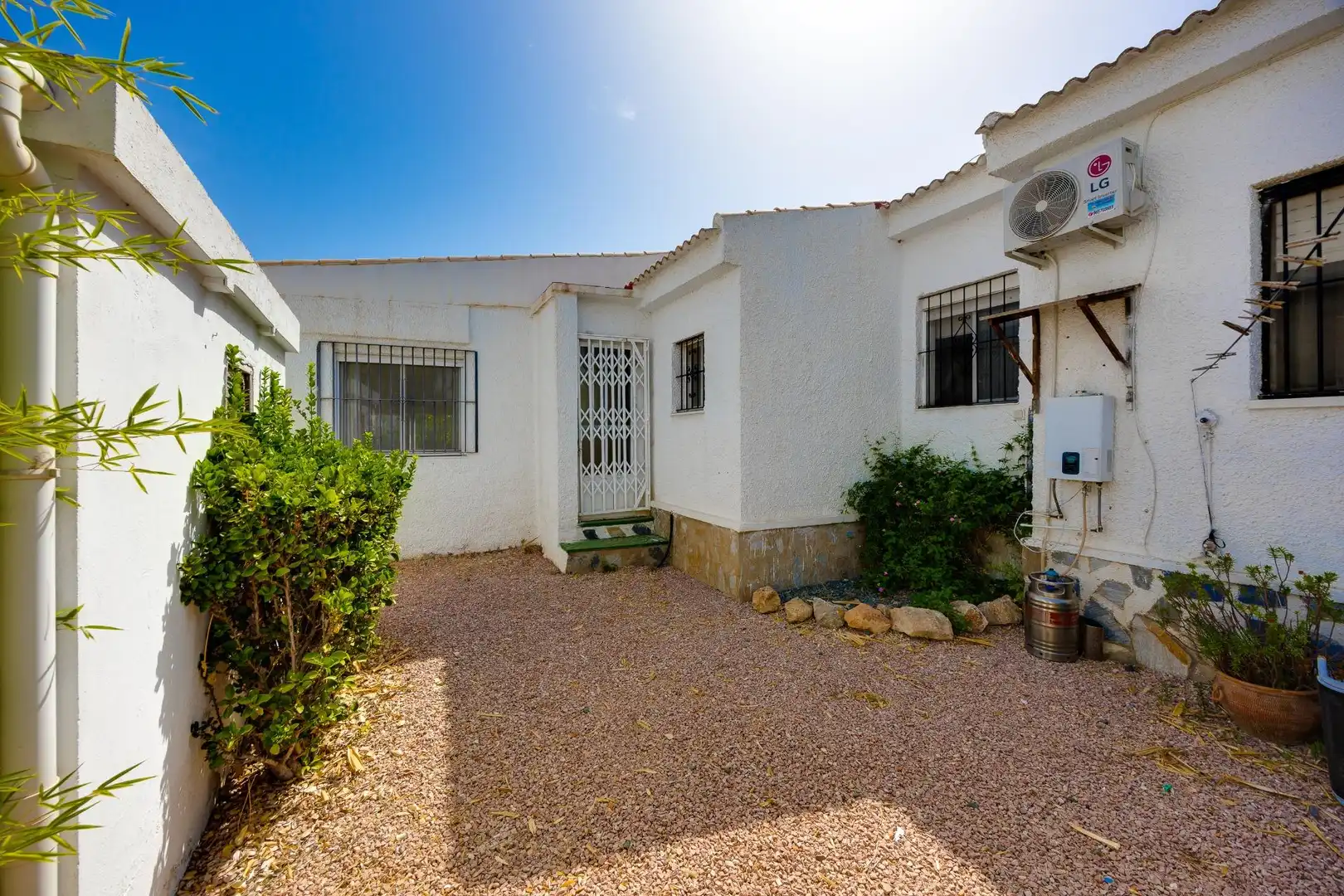 Vista exterior de Casa o xalet en venda en Torrevieja amb Aire condicionat, Jardí privat i Terrassa