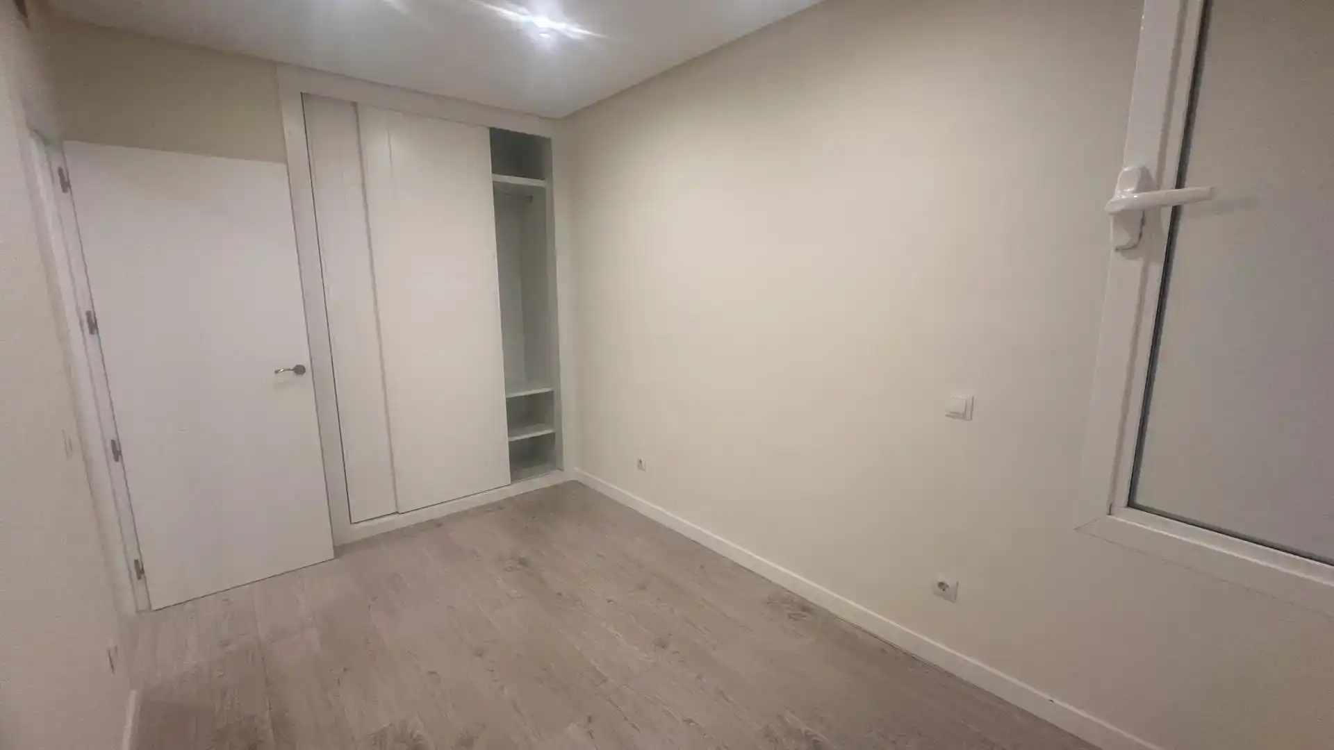 Schlafzimmer von Wohnungen zur Miete in  Madrid Capital mit Klimaanlage, Schwimmbad und Balkon