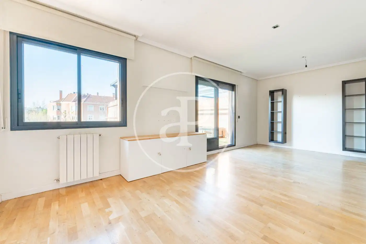 Wohnzimmer von Wohnung zum Verkauf in La Moraleja mit Klimaanlage, Heizung und Privatgarten