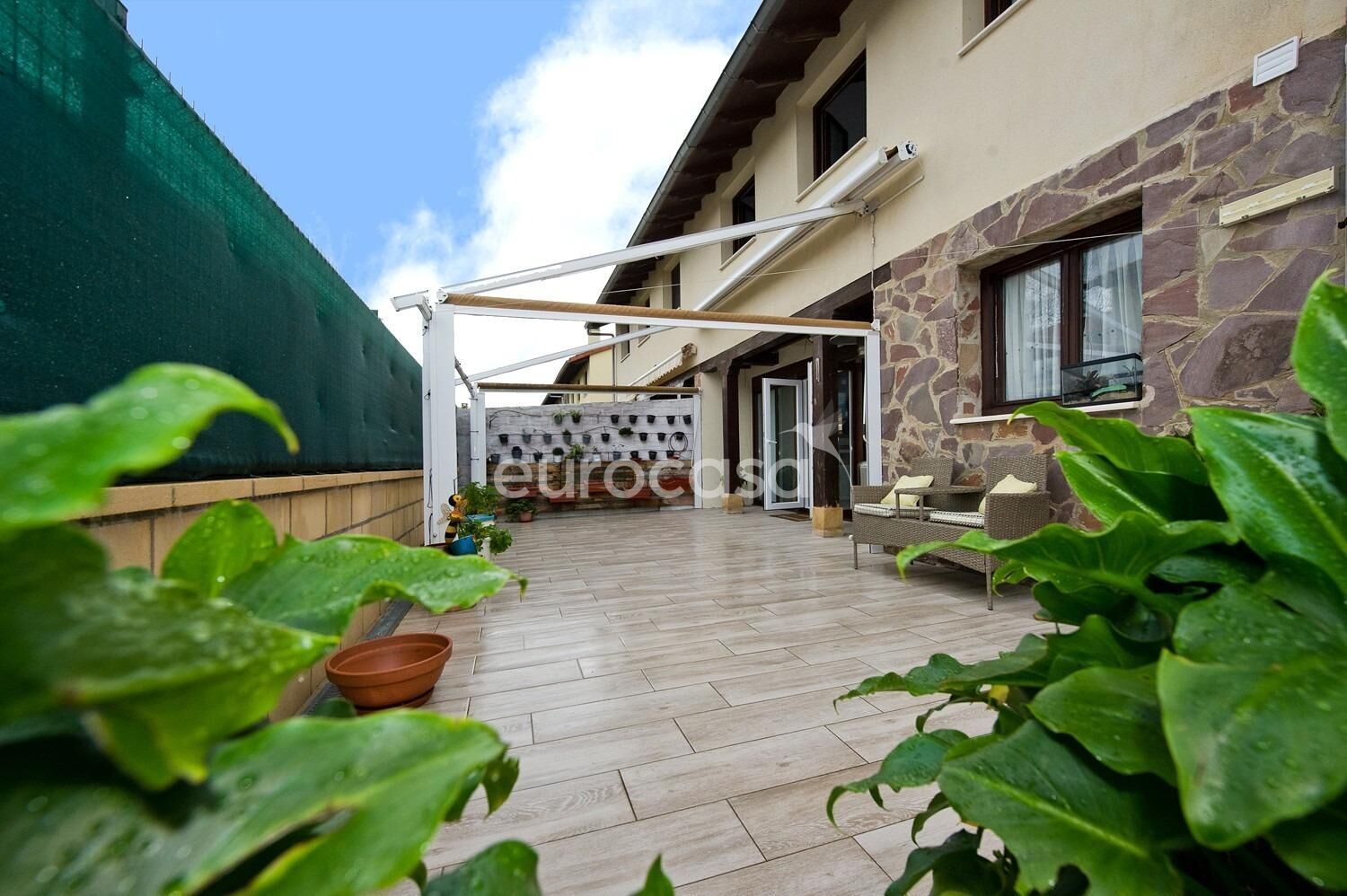 Terrassa de Casa adosada en venda en Entrambasaguas amb Calefacció i Parquet