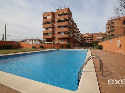 Swimming pool of Flat for sale in Cornellà de Llobregat  with Air Conditioner, Terrace and Swimming Pool