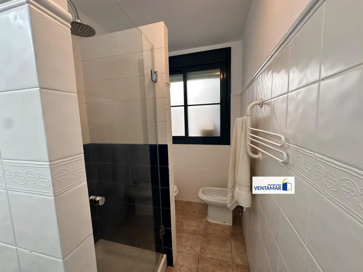 Badezimmer von Erdgeschoss zum Verkauf in La Alcaidesa mit Klimaanlage, Heizung und Privatgarten
