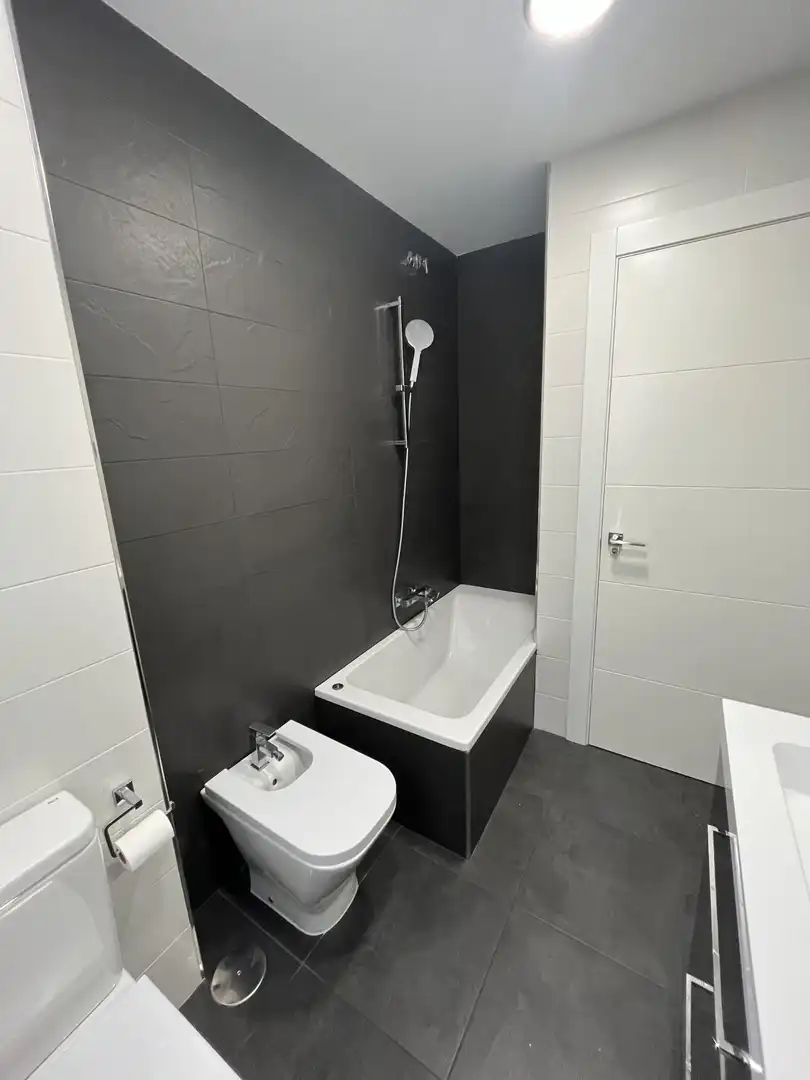 Baño de Piso de alquiler en Almería con Aire acondicionado, Calefacción y Amueblado