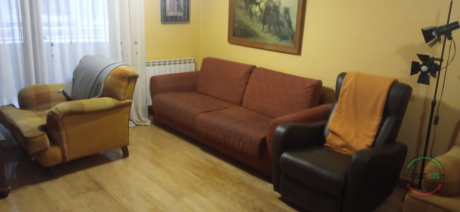 Sala d'estar de Pis en venda en Valencia de Don Juan amb Calefacció, Terrassa i Moblat