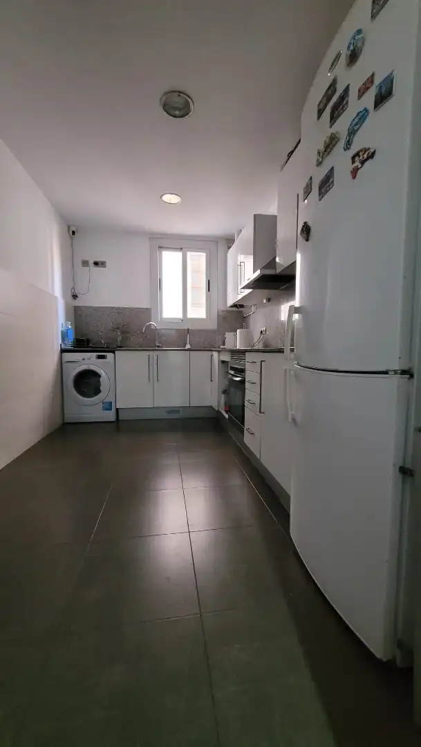 Küche von Wohnung zum Verkauf in Barcelona mit Klimaanlage und Ofen