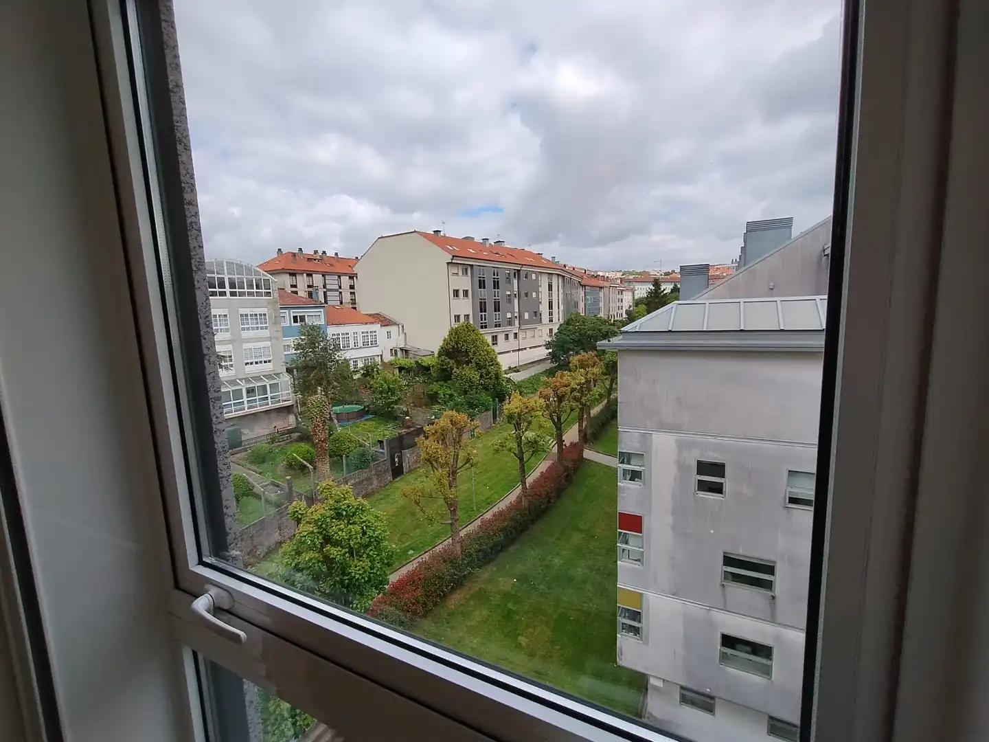 Vista exterior de Pis de lloguer en Santiago de Compostela  amb Calefacció, Traster i Moblat