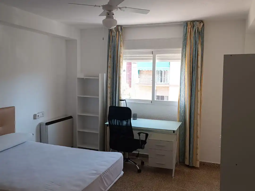 Schlafzimmer von Wohnung zur Miete in  Granada Capital mit Balkon