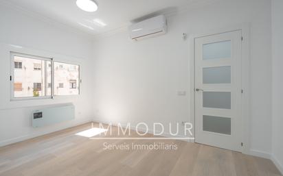 Bedroom of Flat for sale in  Barcelona Capital  with Air Conditioner, Heating and Parquet flooring