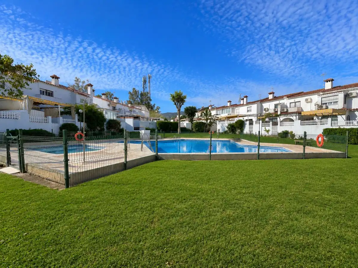 Piscina de Casa adosada en venda en Alhaurín de la Torre amb Aire condicionat, Calefacció i Jardí privat