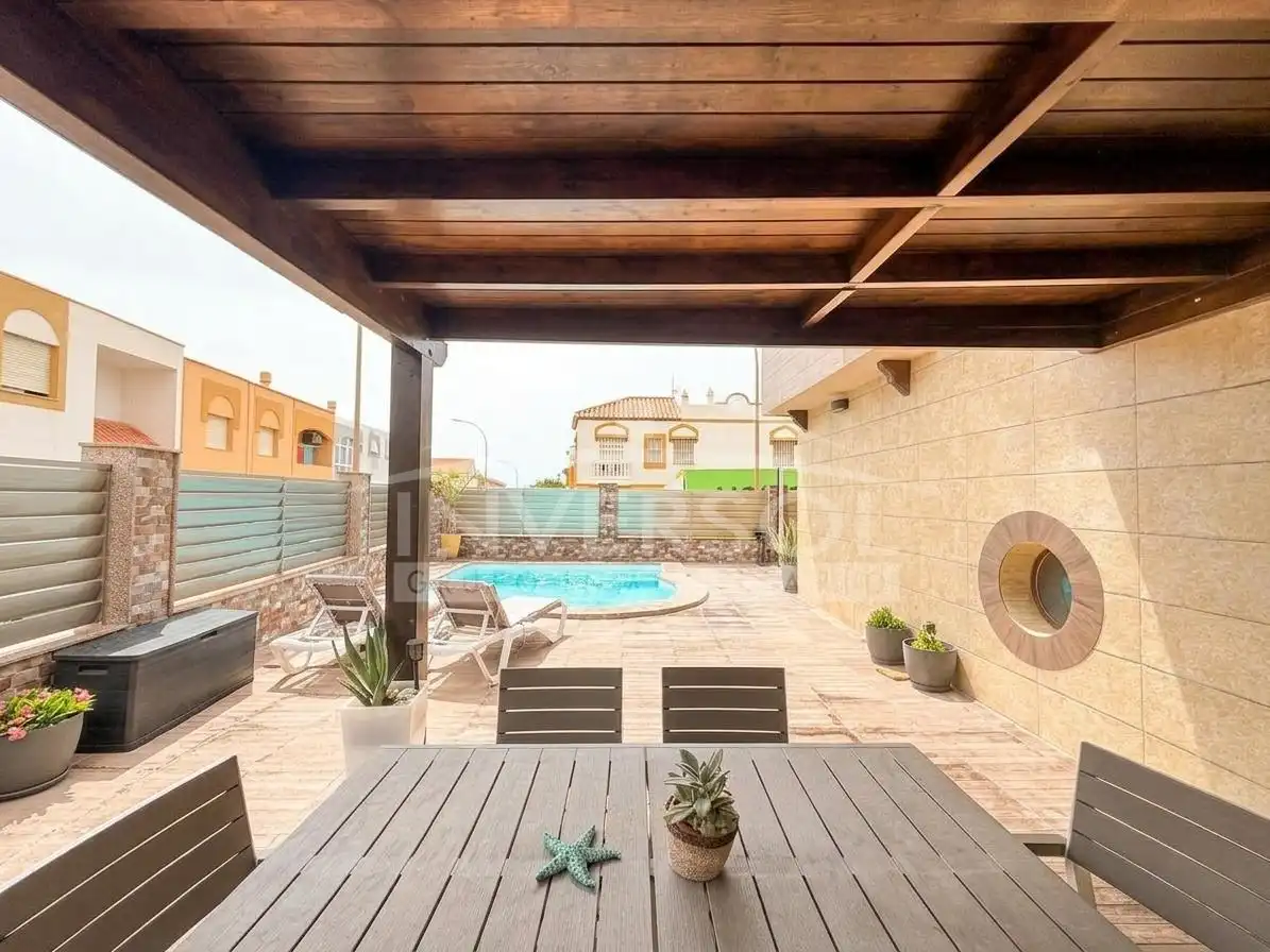 Adosado con piscina en venta en Calle el Timonel 2, imagen 2